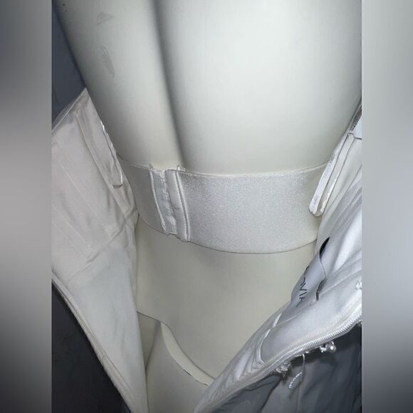 Authentic Luna Novias Wedding Dress - Picture 5 of 9